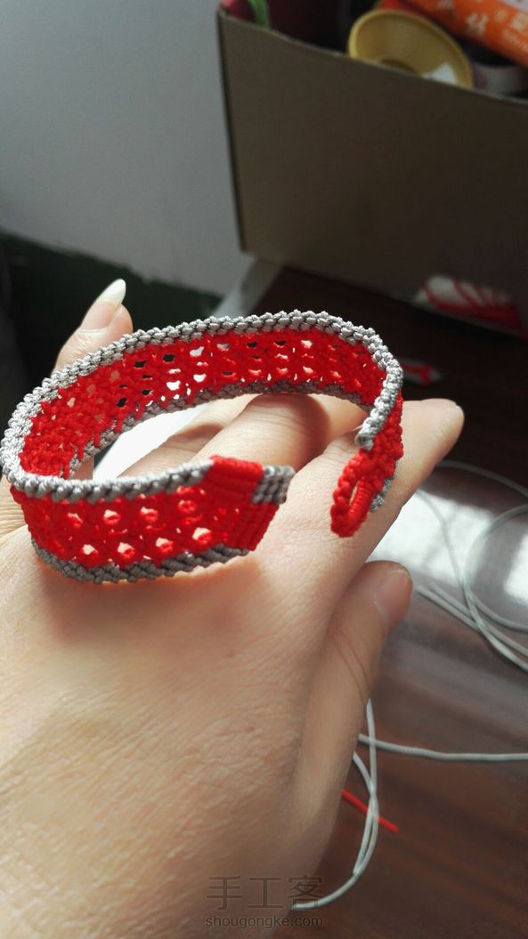一个手环，一个发夹。
谢谢老师的教程。
情人结快乐！
