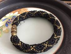 收藏这个教程已经有些时间了，终于鼓起勇气试了一把。第一次练手做不舍得用银扣头，就用合金扣头替代了。用的是0:65的南美圆蜡，感觉成品有点粗了，再做的话要换成微芯会更加精致。