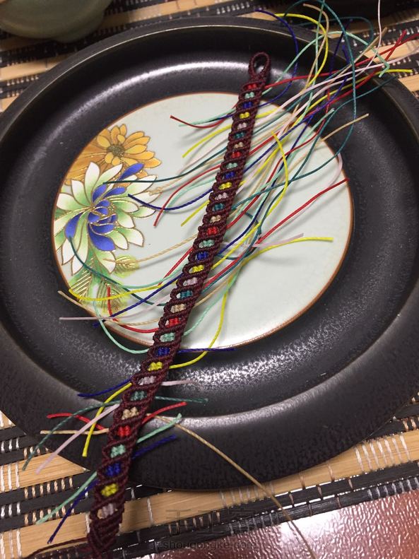 是不是小白都很抠门啊，觉得自己短的线头都不舍得扔掉，这个手绳正好能把各色短线头都用上，不心疼了😛感谢分享