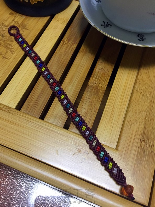 是不是小白都很抠门啊，觉得自己短的线头都不舍得扔掉，这个手绳正好能把各色短线头都用上，不心疼了😛感谢分享 第1张