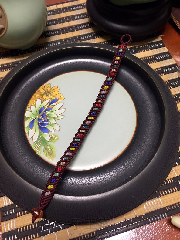 是不是小白都很抠门啊，觉得自己短的线头都不舍得扔掉，这个手绳正好能把各色短线头都用上，不心疼了😛感谢分享 第2张