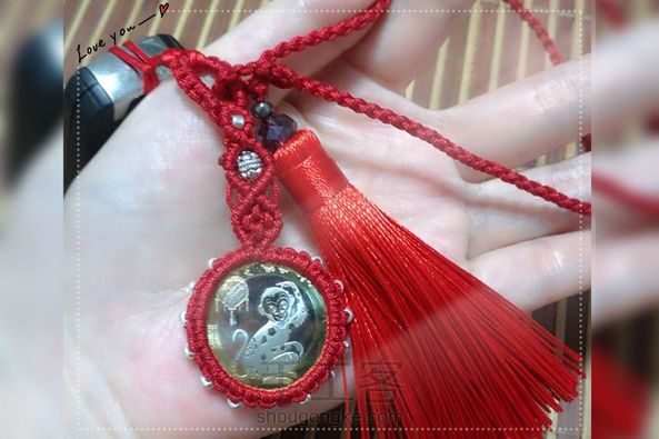 谢谢老师的教程！看到这个教程就动手给我家车钥匙换了新挂绳，可以装饰可以挂手上，老师太聪明了👏👍正好我去年买了几个纪念币，哈哈！用上了，赞！