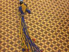 平结圈圈我直接用尾巴上的线做上去。