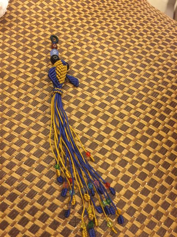 平结圈圈我直接用尾巴上的线做上去。