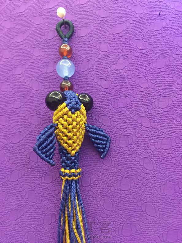 平结圈圈我直接用尾巴上的线做上去。 第3张