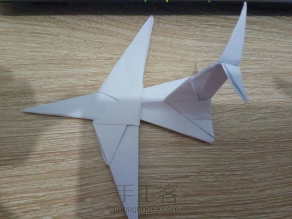 以前折的纸飞机比这个简单多了，飞的更远呢