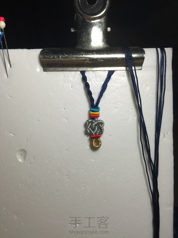 我用了12股的股线 做出来很小很小 关键是银线缠绕总是松散 什么缘故呢