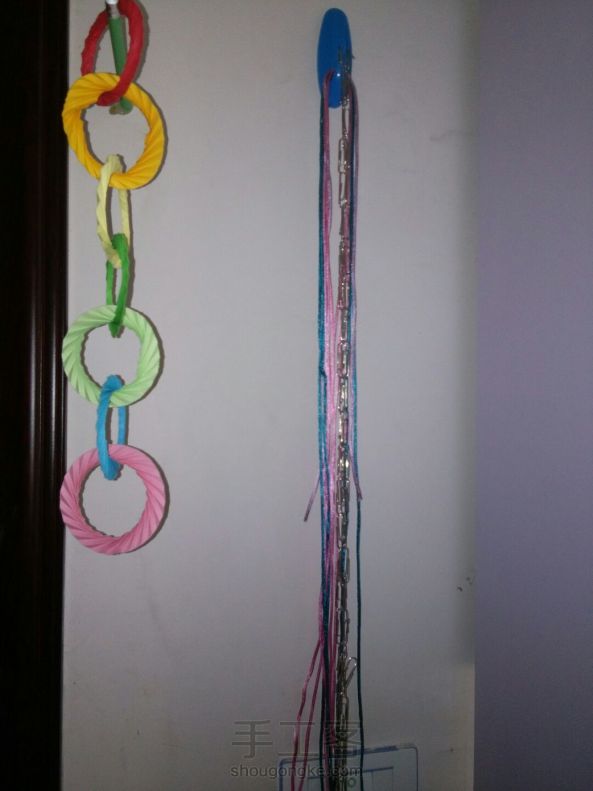 做了一连串的纸连环，用一支笔挑起开挂在卧室墙上，美炸了ヾ(≧O≦)〃嗷~