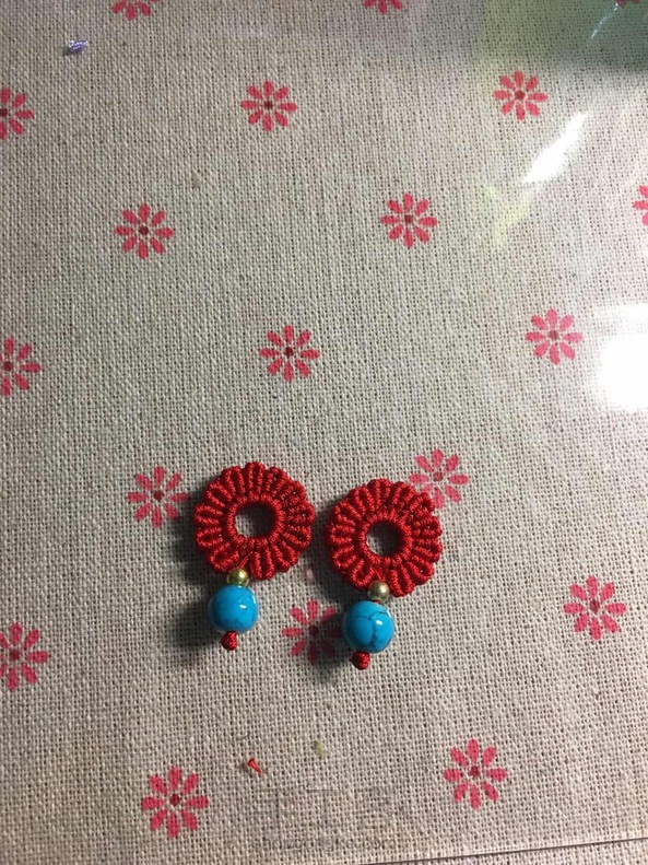 按照老师的教程，偷工减料的，只编了里面的一圈。觉得也很美，只差挂钩了。
