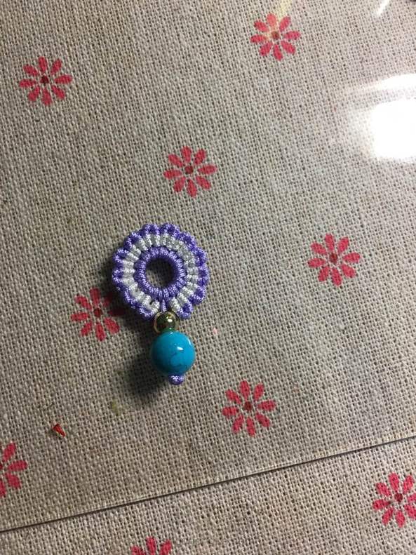 按照老师的教程，偷工减料的，只编了里面的一圈。觉得也很美，只差挂钩了。
 第2张