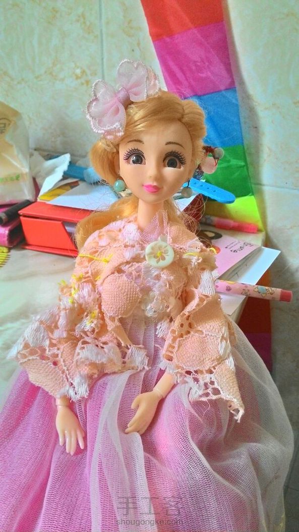 对不起啊，发了个与主题无关的图片，不过我想让羊毛毡-豆子姐姐看看我的作品，这个娃娃的簪子、耳环和外套都是我自己做的。