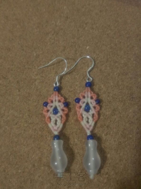 用线量如教程8根25。图一顶底用3MM青天珠子，左右2MM青天。图二蜡彩没对色用珠全是3MM铜珠