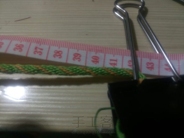 其实我是看不明教程的步骤的，只是按教程盘编的线放置的位置，之后就是上下，下上（如图二）
用线量各1米不对折成品43CM.除非装扣头，不然不太够长。做结尾。 第3张