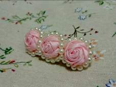 第一次学做玫瑰花,做得不大好,还得多多练习。非常感谢公主老师发的教程,我又学会了新的技能。用的2cm宽的缎带,很小巧。