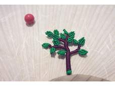 像我小学三年级画的那棵树[耶]明明树叶茂盛🍃 确给我画得片片分明。虽然我做得有点粗糙，但是可爱得不行不行。非常感谢教程分享