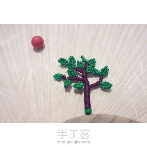 像我小学三年级画的那棵树[耶]明明树叶茂盛🍃 确给我画得片片分明。虽然我做得有点粗糙，但是可爱得不行不行。非常感谢教程分享