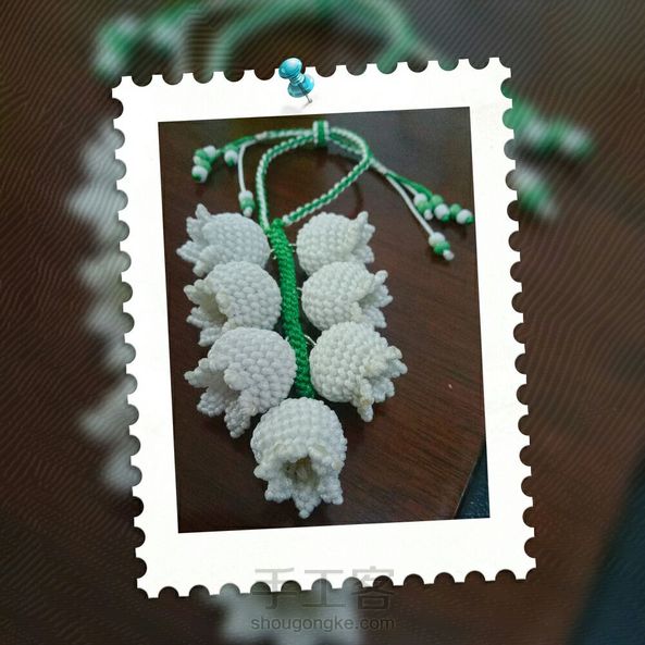 嫩枝垂悬串串铃，随风洋溢悠悠情。
银铃动听源心露，韵律激情招群英。