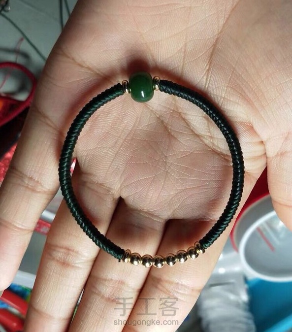 墨绿色加碧玉苹果珠，收尾再来几颗小金猪，轻松佩戴。