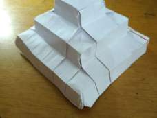 一张纸金字塔。
