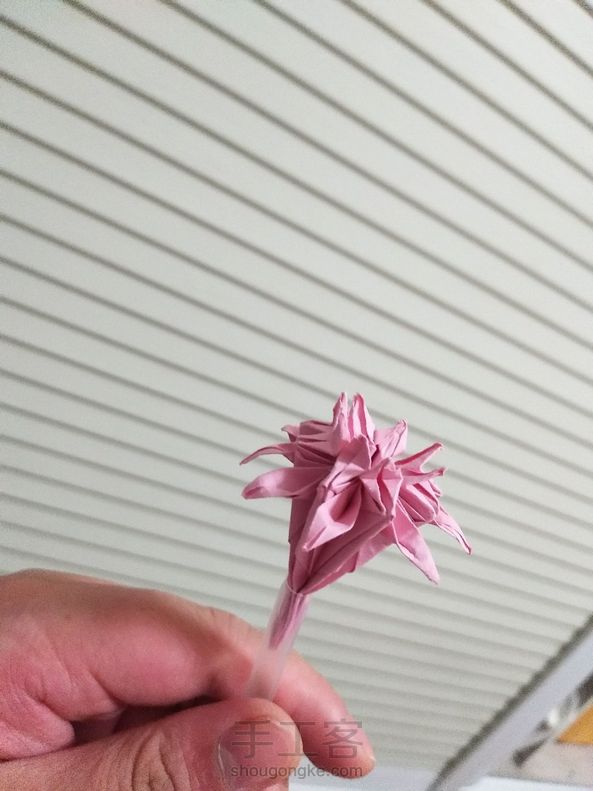 把下面的棱角折进去会好一点