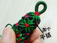 用手头上仅有的三色7号线按教程学习,快编好了才发现:第一层也应该先打个平结的,这样才整齐。拆了重新弄~嗯,这次顺眼多了