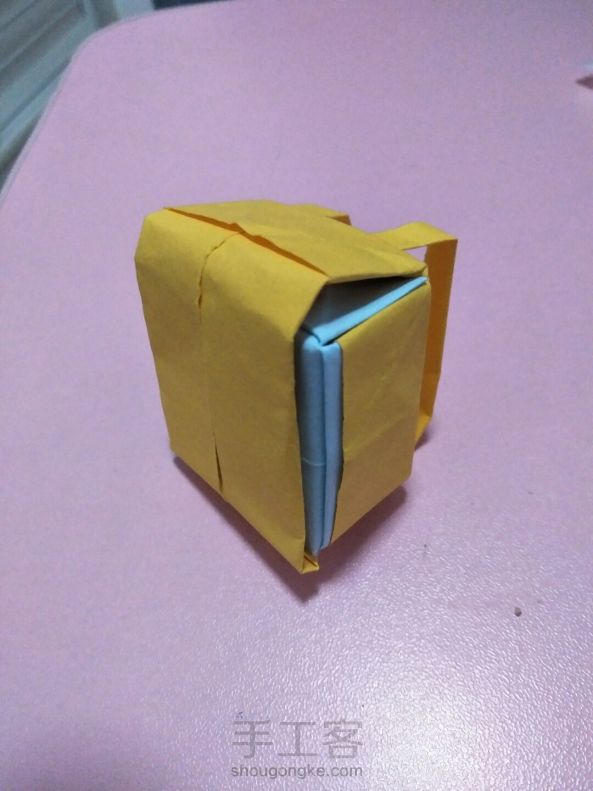 折纸小书包，好简单，里面还有一本小书哦。 第2张