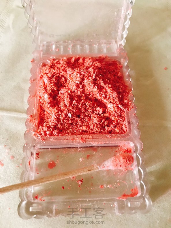 一直喜欢用着的腮红，扔了有点可惜，自己花点时间改造了，颜值是比较差但效果是一样的，等干了就可以继续用了！ 第1张