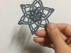 谢谢详细的教程  就是自己编的不太熟练 看起来很粗糙 线的颜色也不是很多 只好先做了一个灰色的雪花 争取下一个做得更好