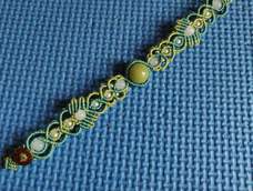 中间是颗夜光石,在黑暗的地方会发光.