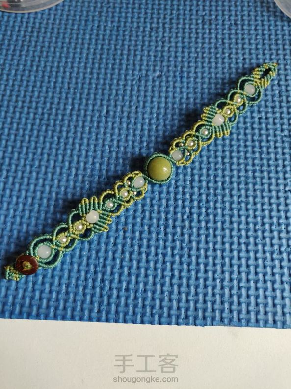 中间是颗夜光石,在黑暗的地方会发光.