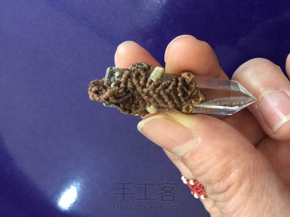 有些改动，早上包好水晶柱，然后一直纠结是做四股编还是八股编，考虑四股编有些太细，而且确实不怎么会编四股，最后还是做的八股，不过又感觉粗了一点😄，如果是当毛衣链的话其实还OK，绳上的小线圈也是考虑了很久😫还是觉得和绳体一个颜色好看些。正面很满意，背面的烧线那是一个丑啊😢… 第6张