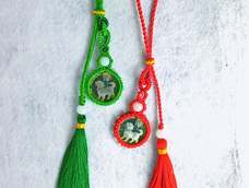 来得稍晚的2018狗年纪念币，材料各种凑才编完了，硬币是镜面的，反光，好不容易才拍出几张将就能看的。