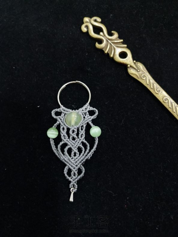 特别喜欢这个作品，但我没有合适的⭕⭕，只好偷偷把老妈的钥匙扣给拆了。
因为没经验拿的线竟然是0.45的，所以这个编出来特别迷你。
新手一次上图，感觉拍照比编绳更难！