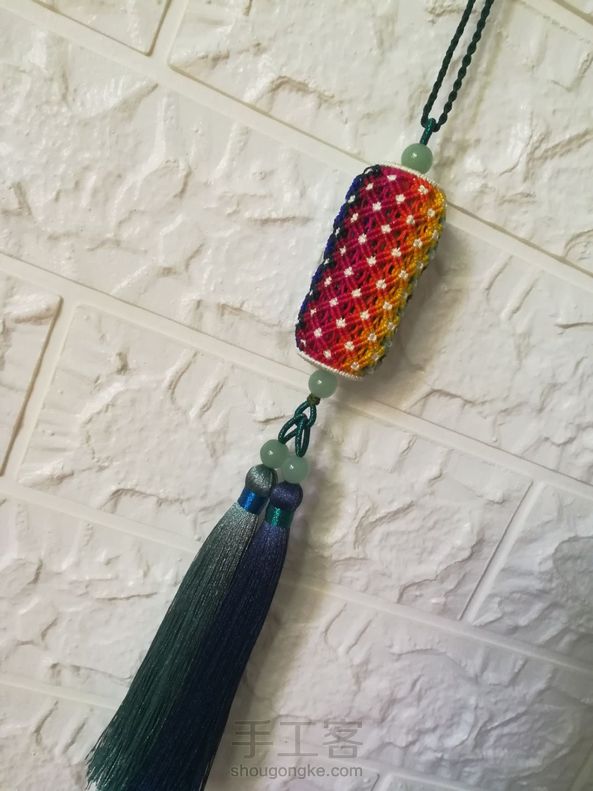 手工不够细致，跟原作者的区别太大，没有勇气编第二个了，主体编完，其它的草草收工，这是做手工的大忌吧，只能说懒😃