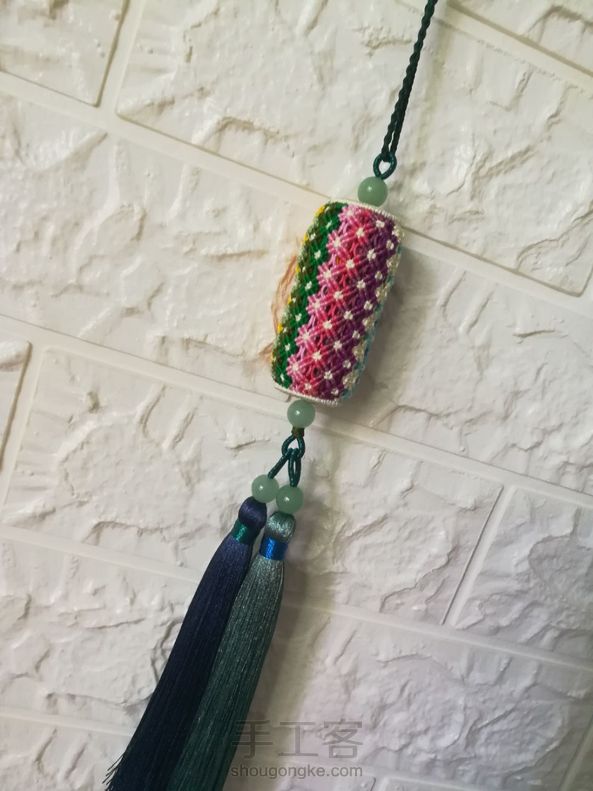 手工不够细致，跟原作者的区别太大，没有勇气编第二个了，主体编完，其它的草草收工，这是做手工的大忌吧，只能说懒😃 第2张