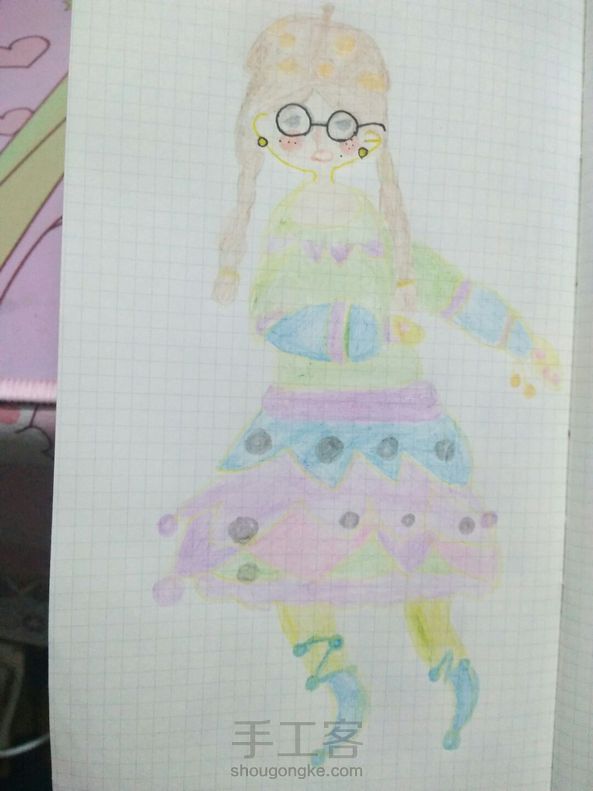 这幅画画的挺久的，感觉我跟别人的不一样，颜色很浅，然后很多细节部分画错了，比如头发，眼睛，头发彩色铅笔是之前买的24色很少，觉得还可以吧