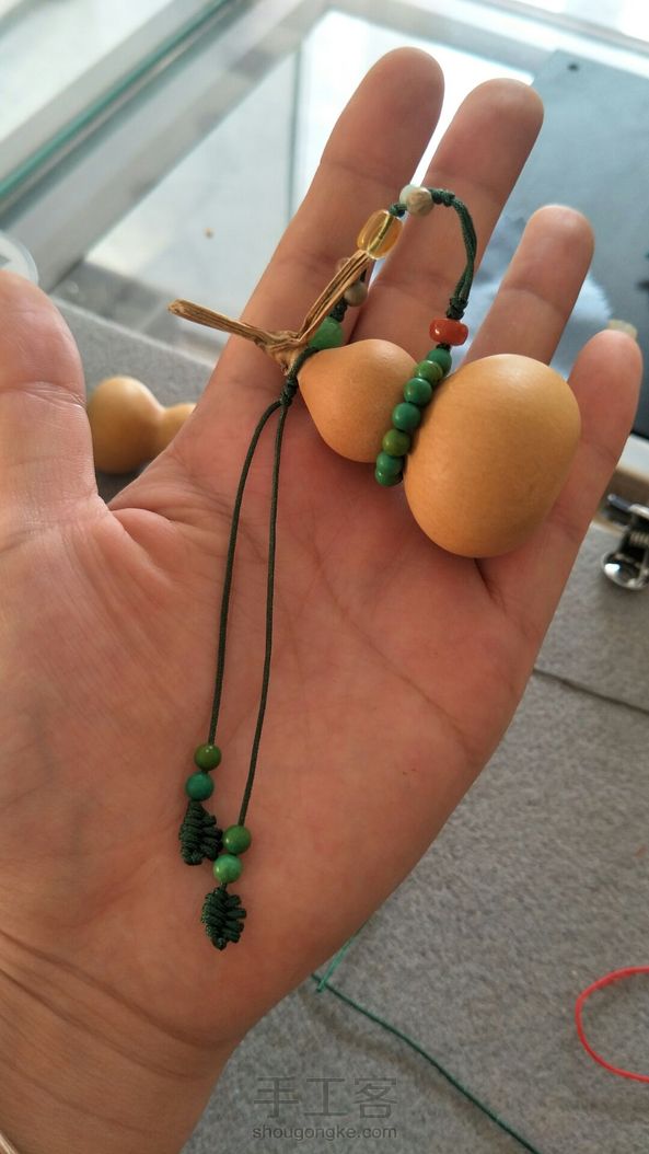 交作业啦，谢谢亲的教程哦，做了改造，加了挂绳和流苏，变身车挂😘