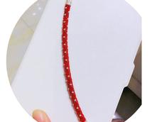 第一次用那个扣子，收尾的地方没有做的太精致。这个真的很费时间，用的微芯蜡线，2毫米的软管。累，但是编完还是很有成就感的，只是还需要多点耐心。