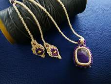 相当简单易懂的教程。这样的包边，不单调又容易编，只，全和雀头结，斜卷结和四股辫就完成。新手一枚。第二条包石项链，记录一下。