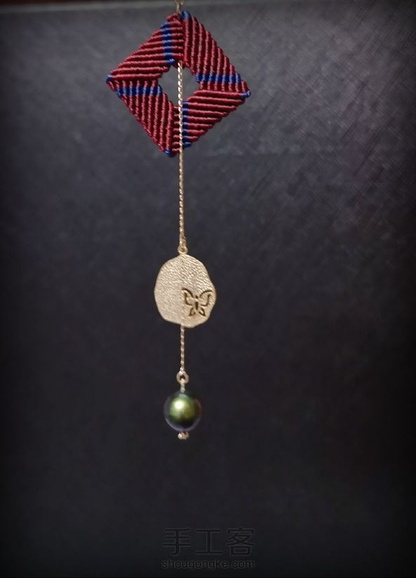 最近非常迷恋编方块，也很高兴看到大家为我做的这个教程捧场点赞。
越是简单的越是实用，不挑人不挑场合，尤其是日常佩戴，生活服饰搭配也不会突兀。
今天再介绍一款由手编方块组合的小清新耳饰，我的原创设计，风格简单，搭配靓丽，还是那句话，懂得举一反三，所有的灵感都将得以实现～😁