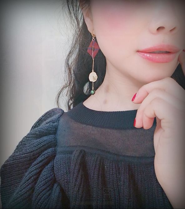 最近非常迷恋编方块，也很高兴看到大家为我做的这个教程捧场点赞。
越是简单的越是实用，不挑人不挑场合，尤其是日常佩戴，生活服饰搭配也不会突兀。
今天再介绍一款由手编方块组合的小清新耳饰，我的原创设计，风格简单，搭配靓丽，还是那句话，懂得举一反三，所有的灵感都将得以实现～😁 第1张