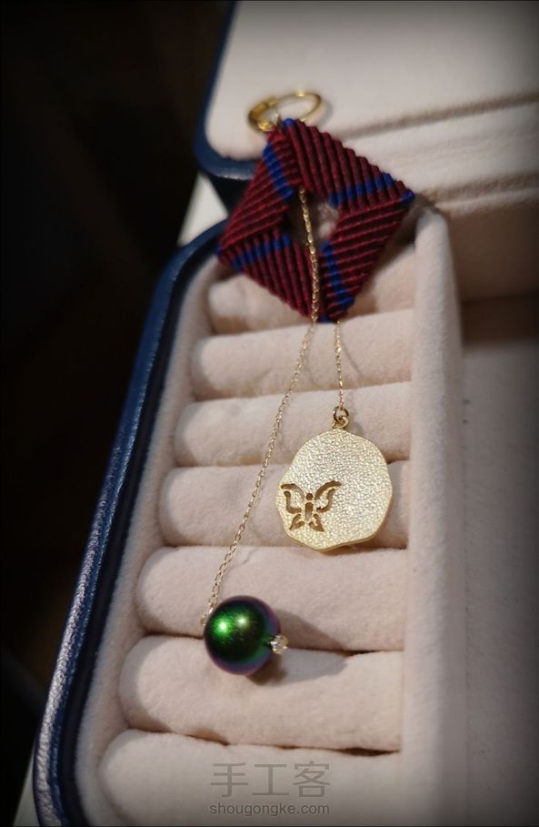 最近非常迷恋编方块，也很高兴看到大家为我做的这个教程捧场点赞。
越是简单的越是实用，不挑人不挑场合，尤其是日常佩戴，生活服饰搭配也不会突兀。
今天再介绍一款由手编方块组合的小清新耳饰，我的原创设计，风格简单，搭配靓丽，还是那句话，懂得举一反三，所有的灵感都将得以实现～😁 第4张