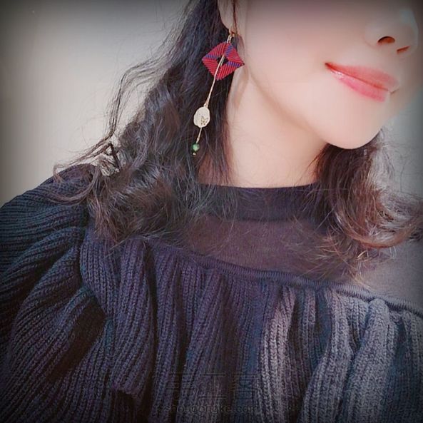 最近非常迷恋编方块，也很高兴看到大家为我做的这个教程捧场点赞。
越是简单的越是实用，不挑人不挑场合，尤其是日常佩戴，生活服饰搭配也不会突兀。
今天再介绍一款由手编方块组合的小清新耳饰，我的原创设计，风格简单，搭配靓丽，还是那句话，懂得举一反三，所有的灵感都将得以实现～😁 第5张