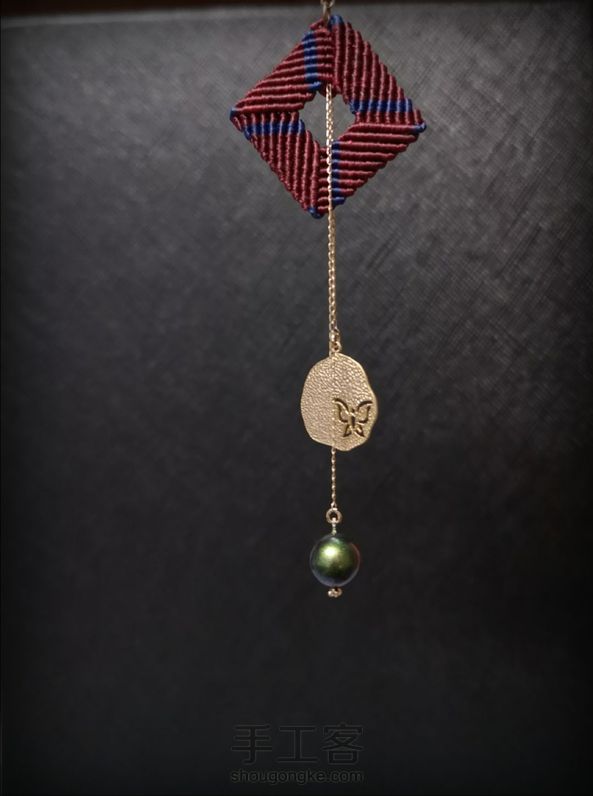 最近非常迷恋编方块，也很高兴看到大家为我做的这个教程捧场点赞。
越是简单的越是实用，不挑人不挑场合，尤其是日常佩戴，生活服饰搭配也不会突兀。
今天再介绍一款由手编方块组合的小清新耳饰，我的原创设计，风格简单，搭配靓丽，还是那句话，懂得举一反三，所有的灵感都将得以实现～😁 第6张