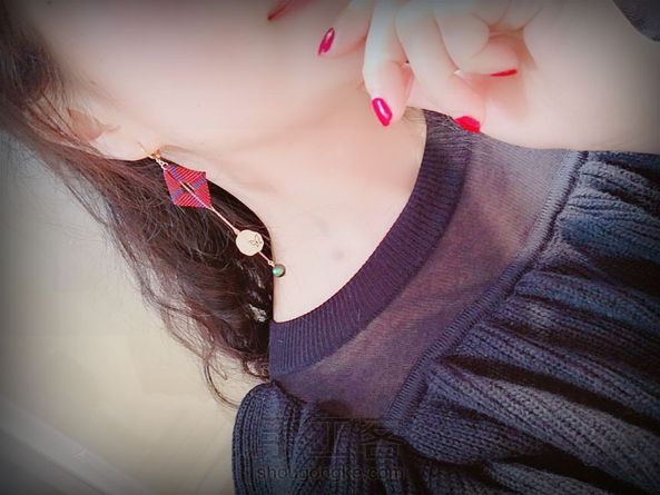 最近非常迷恋编方块，也很高兴看到大家为我做的这个教程捧场点赞。
越是简单的越是实用，不挑人不挑场合，尤其是日常佩戴，生活服饰搭配也不会突兀。
今天再介绍一款由手编方块组合的小清新耳饰，我的原创设计，风格简单，搭配靓丽，还是那句话，懂得举一反三，所有的灵感都将得以实现～😁 第7张