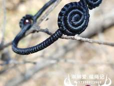 学习手老师的作品，挺喜欢这个耳饰，又做了个手绳，黑色，这风格～～控制不可了～～～