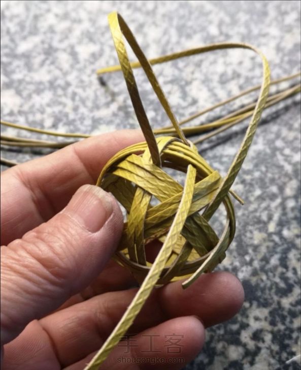 学习耕先生的。
没竹子，用打包带编不好编，没弹性！ 第1张