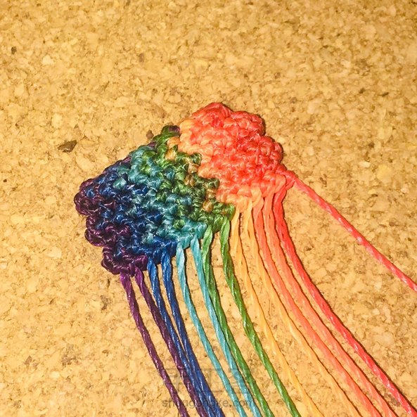 非常喜欢这种编法，终于学会了。
虽然只编了六排，还是要晒一下。
用的0.45的圆蜡线，成品宽度1.6㎝，太细了😅