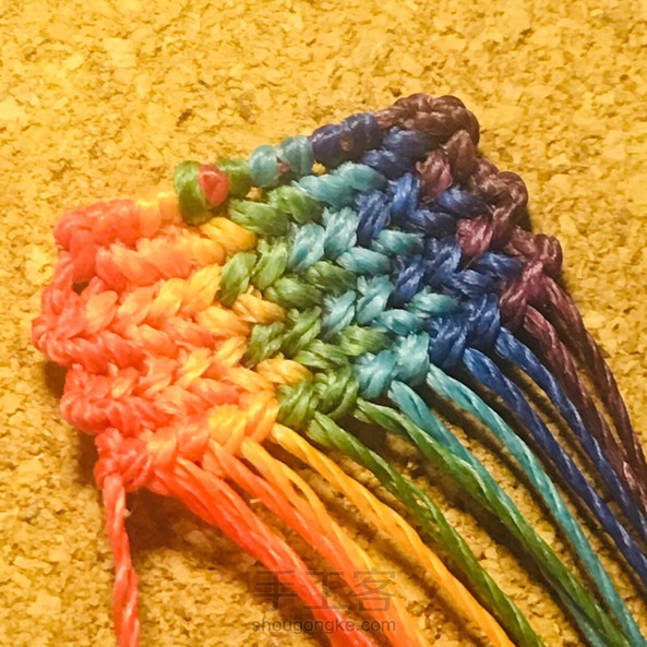 非常喜欢这种编法，终于学会了。
虽然只编了六排，还是要晒一下。
用的0.45的圆蜡线，成品宽度1.6㎝，太细了😅 第1张