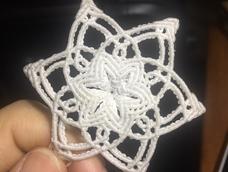 忙了一晚上,就为了这一朵雪花。
看着不复杂,可编起来真花时间。
24根线,每根50cm。
白色线太容易藏了😓